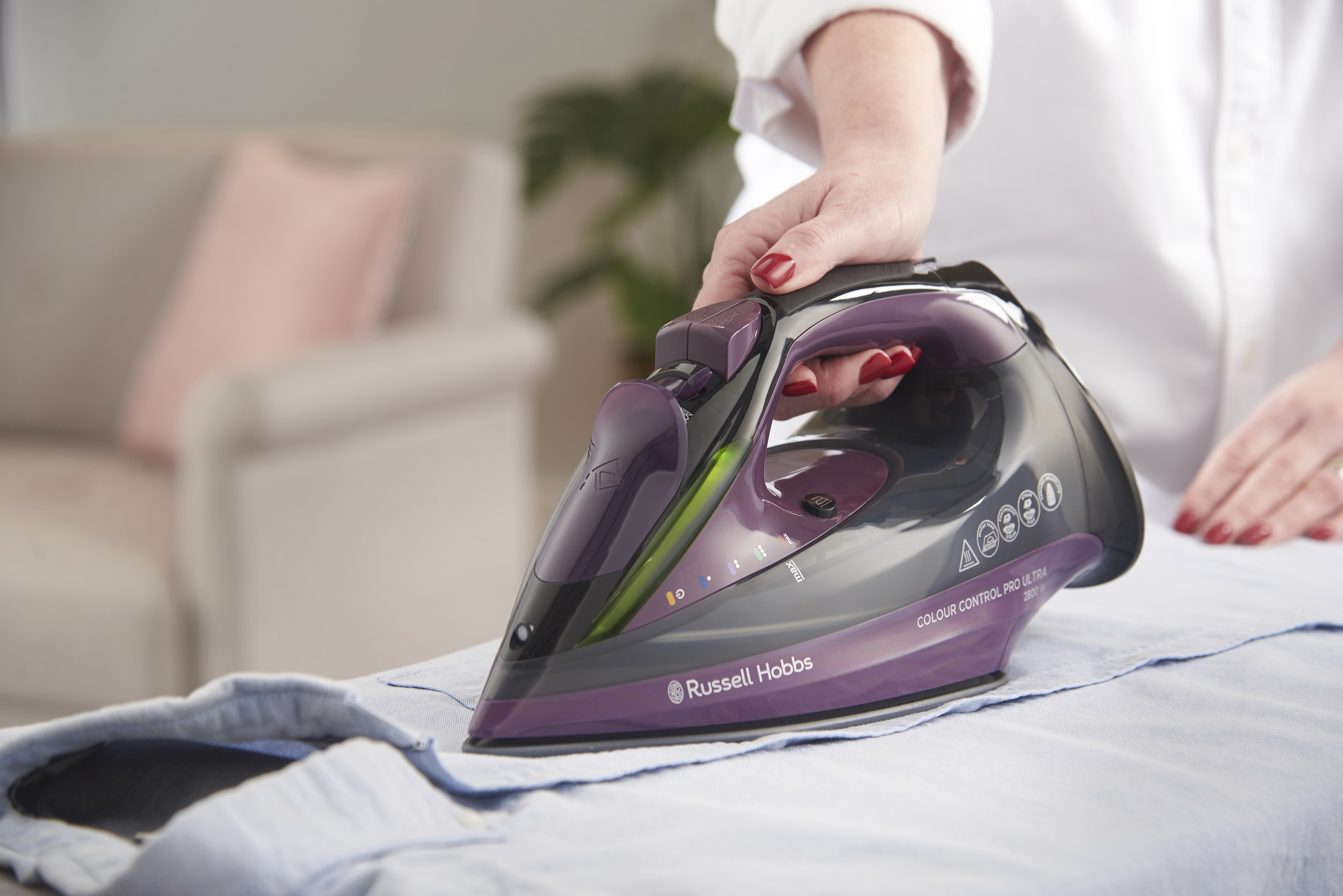 Prasowanie koszuli żelazkiem